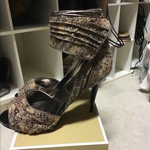 Printed pump with toe out.